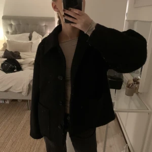 Monki kappa - Så fin kortkappa från monki, jätte bra skick! Strl Xs men passar allt från Xs- M 