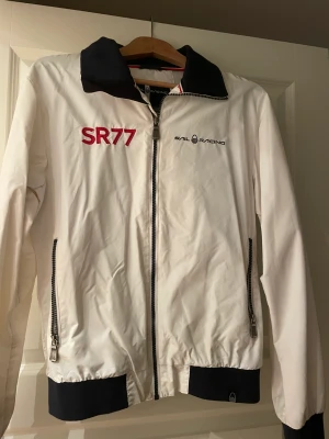 Sail racing jacka  - Sail racing jacka som är i bra skick. Storlek S men passar mig som ivanligafall är M. 