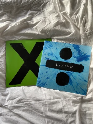 Vinylskivor Ed Sheeran  - Säljer dessa två vinylskivor av Ed Sheeran, 300kr för båda. Skivorna är från albumen X och Divide. Nypris ca 250kr styck. Knappt använda så funkar bra, inga repor.  Kan skicka på post men då står köparen för fraktkostnaderna.