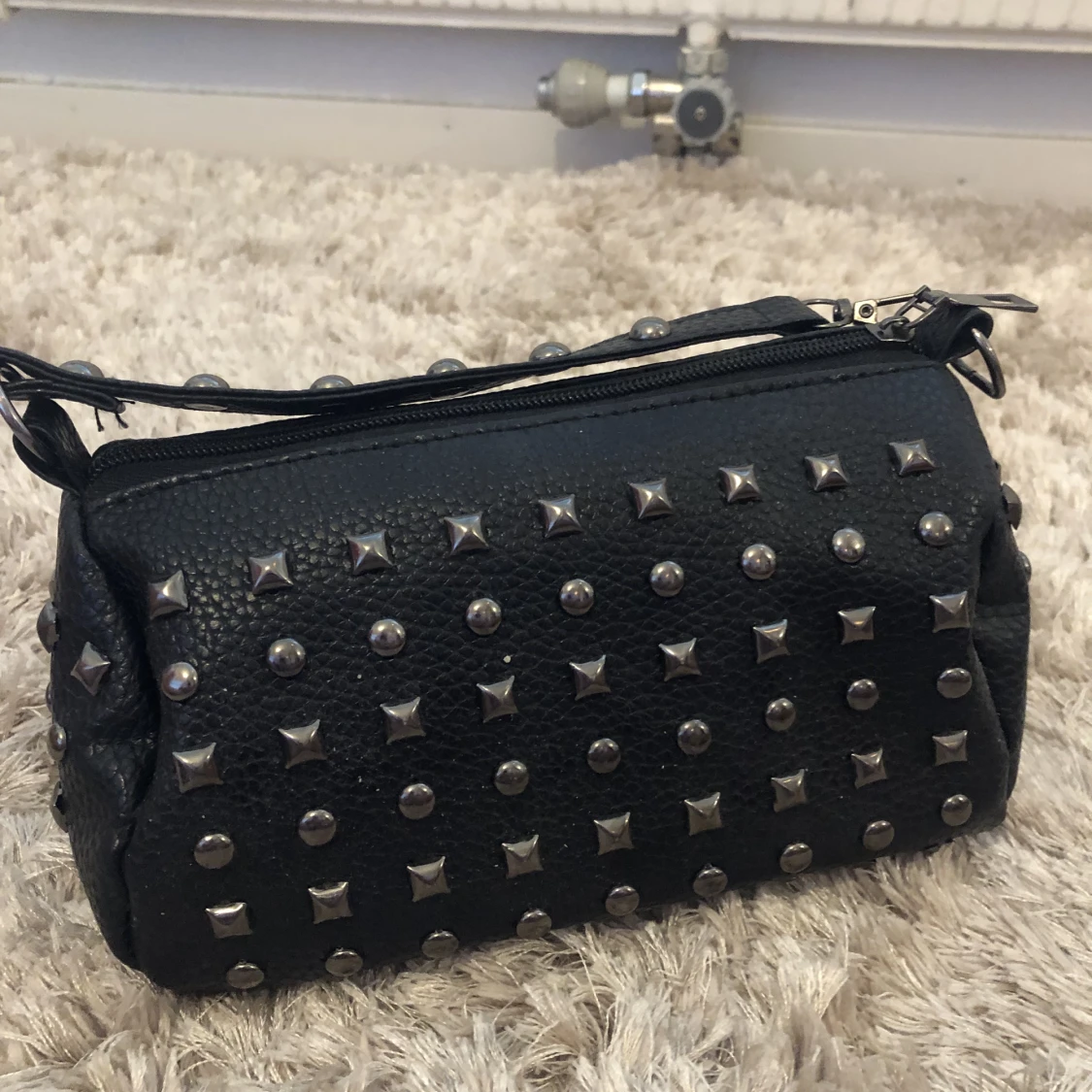 Svart väska med nitar - 90