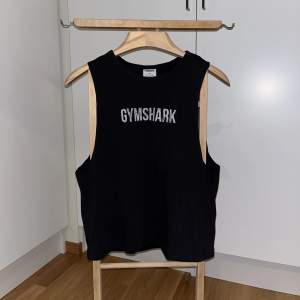 Svart linne från Gymshark 🖤  Strl : M (woman) Pris : 100kr  Pent användt inga fel eller skador 🙌🏽  