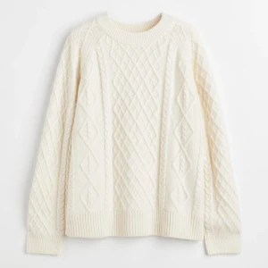 Kabelstickad vit tröja  - Supermysig tröja från HM, säljer pga att den ej kommer till användning. Använd typ 2 gånger! 💓😇nypris: 400kr