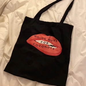 Tygpåse från Ginatricot  - Fin tygpåse från Ginatricot. Bra skick. Säljer för 40kr + frakt🥰