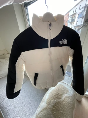 The North Face Jacka - Jacka från North Face  Jackan är endast testad men tyvärr fått lite smink på insidan av kragen. Det försvinner med allra största sannolikhet i tvätten, går att tvätta i 40 grader. 