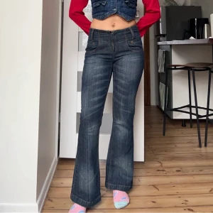 Vintage utsvängda jeans - Säljer dessa fina vintage utsvängda jeans. Jeansen är i fin sick! Midjemått: 78cm innerbenslängd: 77cm. Jag är 171cm lång☺️