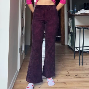 Manchester utsvängda byxor - Säljer dessa fina Manchester utsvängda byxor. Byxorna är vinröd med tie dye detaljer. Byxorna är lite mindre storlek av M. Pris kan diskuteras❤️