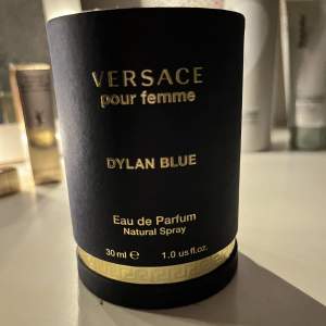 Versace Dylan Blue Pour Femme EDP 30 ml. Ouppackad då jag redan hade den, men fick dubbletter. Så classy och fräsch doft.🤩
