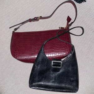 2 väskor för 80kr - Säljer mina väskor då de aldrig kommer till användning. Den vinröda är aldrig använd, den svarta är lite använd💕 + frakt 📦🚚