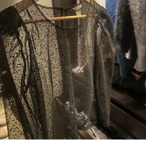 Svart blus  - Fin ”genomskinlig” blus från lindex, ändvänd en gång och i perfekt skick!💝