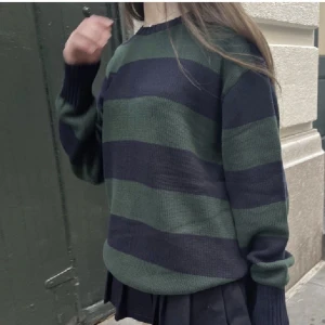 Briannasweater  - ❣️Lägger upp igen ❣️ mörkblå och grön Brianna sweater från brandy Melville 