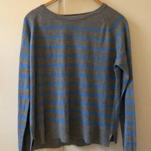 Randig långärmad tröja  - Randig långärmad tröja från zara i storlek L men är bara lite stor för mig som vanligtvis använder XS-S!