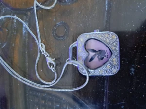 Playboy klocka, halsband 🌞 - Här har jag en fin klocka, Playboy,rosa, behövs endast nytt batteri 🌞 halsbandet är äkta silver 🌞 Pris 15 kr plus frakt 16 kr 🌞 Swish finns 🌞 vid frågor kontakta mig 🌞 Anki 