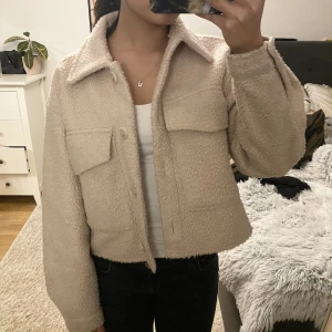 Kappa - Säljer nu min fina beiga kappa från h&m i stolek S💛 tryck inte på KÖP DIREKT, utan skriv privat om du är intresserad av att köpa!😊✨