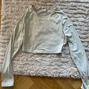 Gymshark topp - Pastellgrönblå topp från gymshark. Bra skick. Sitter lite lösare dvs inte helt tight. Hål för tummarna! 😍