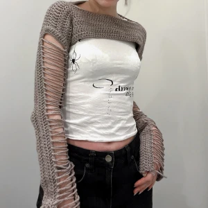 Khaki bolero🪐 - Khaki bolero🪐 Virkad bolero som är perfekt detalj på en outfit och supertrendig! Checka gärna min instagram och tiktok @restroyfashion ❤️