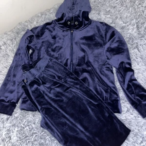 Gina tricot dress - Säljer denna dress pga av den ej kommer till användning längre. Passar stl S/M. Snabb affär, priset kan alltid diskuteras!