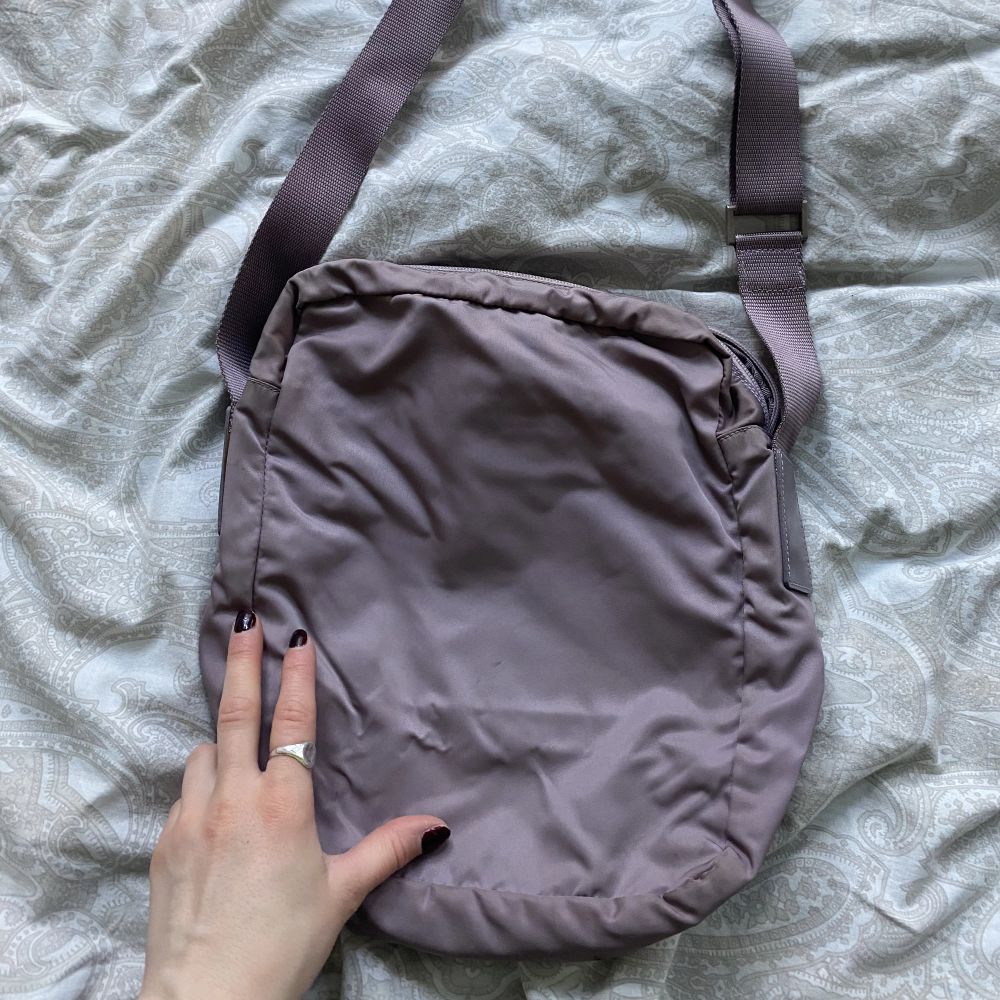 Messengerbag i nylon från Prada. Har köpt den av en person som från början köpte den från Haiendoshop, har dock tyvärr inget certifikat därifrån. Den har en liten reva i innerfodret, men det borde kunna gå att lämna in och få fixat!!. Väskor.