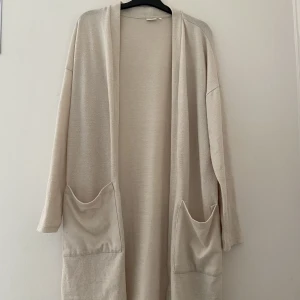 Kofta - Lång beige kofta i storlek M. 