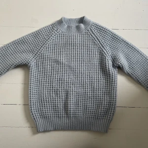 Stickat  - Säljer min ljusblå stickade tröja från Lager 157 så den inte används. Tröjan är i storleken M men skulle säga att den passar en S. Pris kan diskuteras 