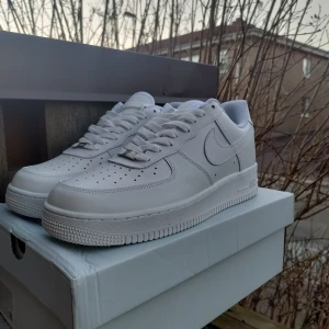 Air force 1 - Air force 1✨ Storlek 43 👍 Box finns✅ Helt oanvända👌 Tror att nypris är runt 1400kr💰 Tar byten och betalning med Swish🔁💨
