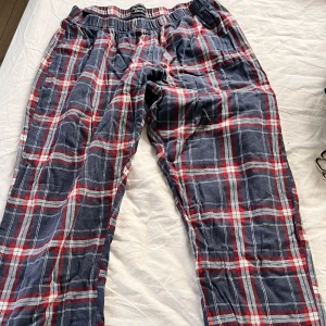 Mjukis byxor  - Dessa har används minst 2 gånger så de är nästan helt nya. Är rättssäker på att de kommer från h&m. Men de är skit fina men tyvärr för små så kunde inte använde de. De är fortfarande jättemjuka efter en tvätt!💖 (Swisha för frakt)