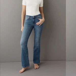 Low Rise bootcut jeans - Säljer dessa ljusblåa bootcut midwaist jeansen från ginatricot! Sitter som på första bilden, men är i en ljusare färg💗
