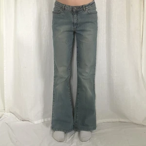 Midwaist jeans - Använd köp nu! Midjemått:72 innerbenslängd:78 Hon på bilden är 160 cm och w26 som referens🫶