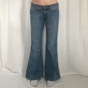 Lågmidjade jeans - Använd köp nu! Midjemått:75 innerbenslängd:77 Hon på bilden är 160 cm och w26 som referens🫶
