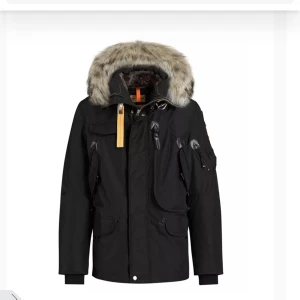 Parajumpers right hand - Äkta parajumpers köpt från johnells skicka meddelande för att få se några bilden på jacka. Köpt för 10,999 Den har tappat lite färg under armarna men det är inte så tydligt vid användning 