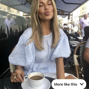 Hm Klänning blå  - Säljer denna blåa klänning från hm! Använd 1 gång, i storlek xs💞💞