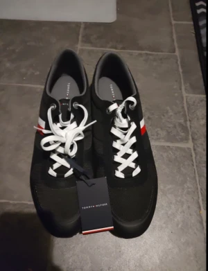 TOMMY HILFIGER SKOR - Helt nya, Köpt på JDSPORTS.  Säljes för dom var allt för små.  Storlek: 47! Pickup Västra Hamnen