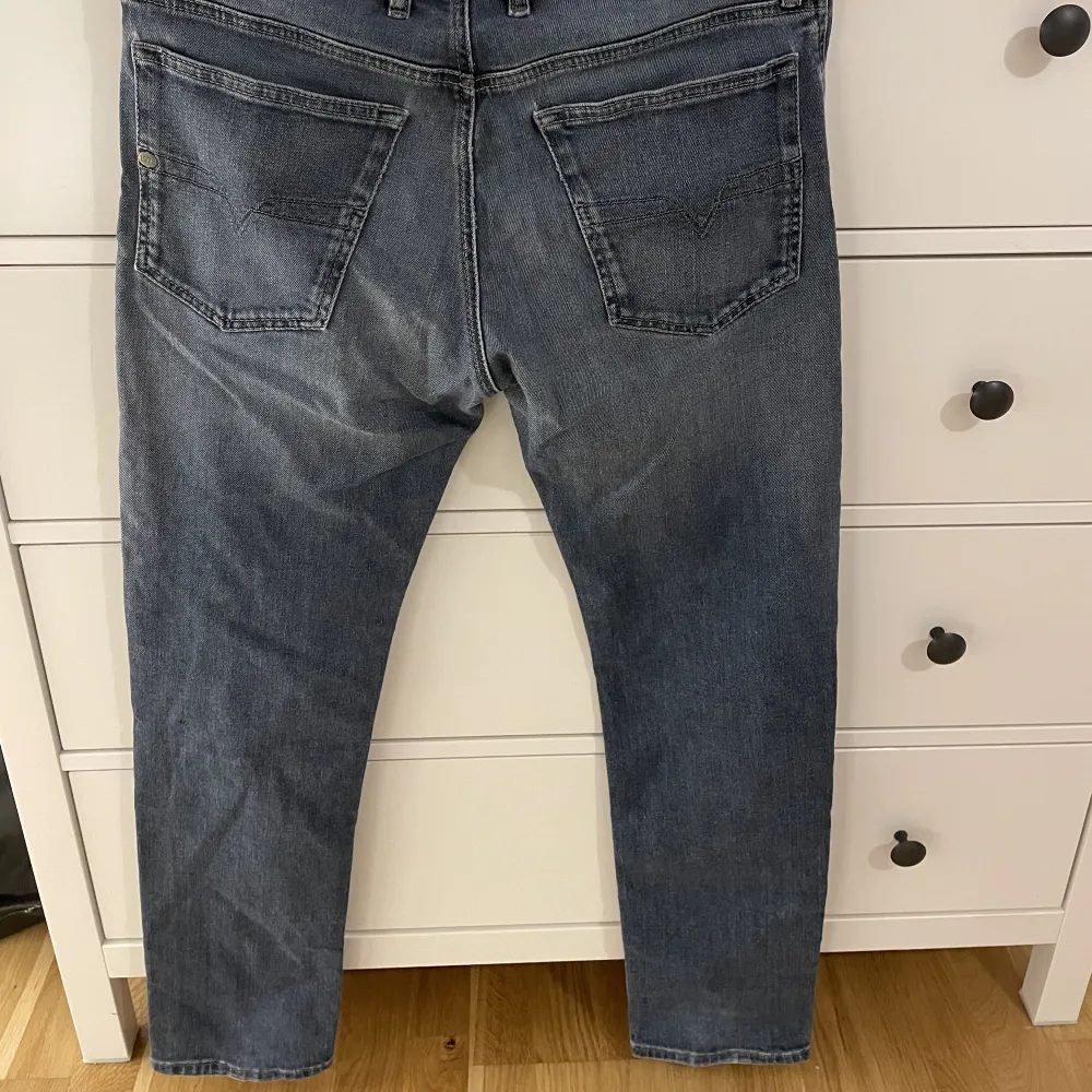 Supersnygga lågmidjade diesel straight jeans! Säljer dem då de inte kommer till användning, är använda ett fåtal gånger. Storlek 30, midjemått 80 cm, innerbenslängd 79 cm! Originalpris: 1500 kr. Jeans & Byxor.