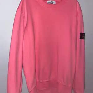 Säljer min killes Jättefina rosa stone tröja i jätte bra skick eftersom den ej kommer till användning originalpris 2200kr säljer för 1500kr+ frakt 