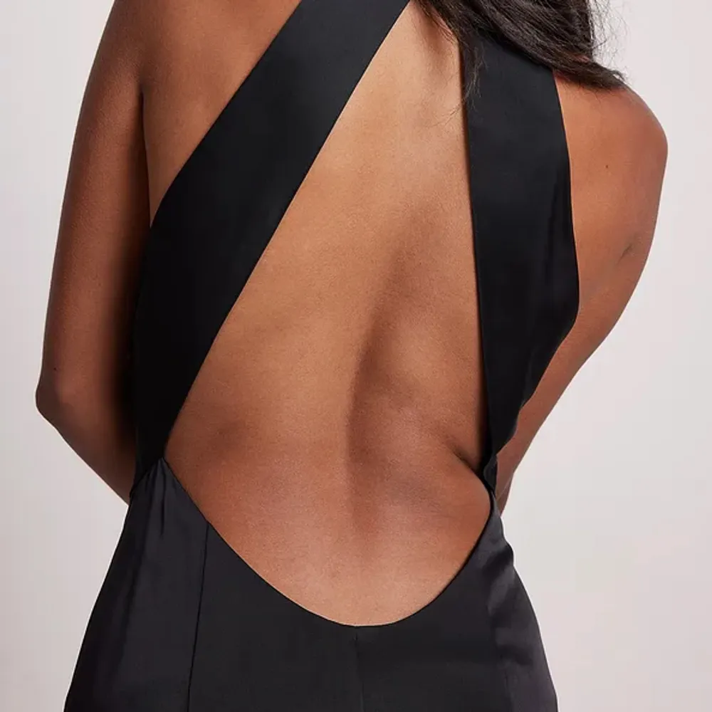 Supersnygg svart klänning med slits och öppen rygg! Använd en gång och nypris 600  Victoria waldaus kollektion för nakd. Klänningar.