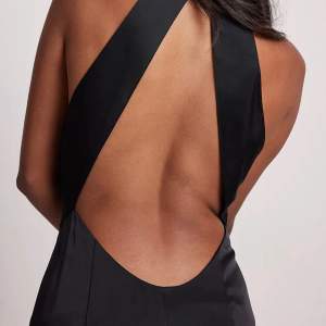 Supersnygg svart klänning med slits och öppen rygg! Använd en gång och nypris 600  Victoria waldaus kollektion för nakd