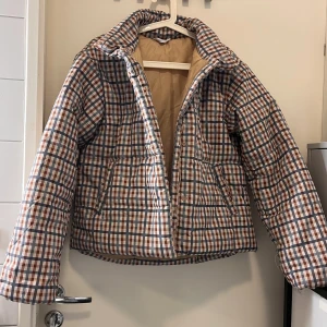 puffer jacka i rutig mönster - supergullig och varm pufferjacka i rutig mönster! ❄️