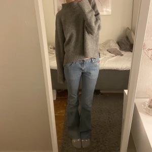 Lågmidjade jeans - Lågmidjade bootcut jeans med super fina rosor på fickorna. Storleken är 36 och de sitter jätte bra i längden på mig som är 169 cm. Buda privat eller köp direkt för 350kr + frakt! Skriv för fler bilder!💗