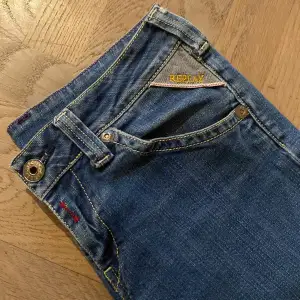 Säljer mina as coola Replay jeans.  Är osäker på storleken men skulle säga 25/26, dom ganska långa och väldigt lågmidjade. Köpte dom secondhand och är därav osäker på ifall dom är äkta.  Tvivla inte på att skriva ifall du har några frågor🤍