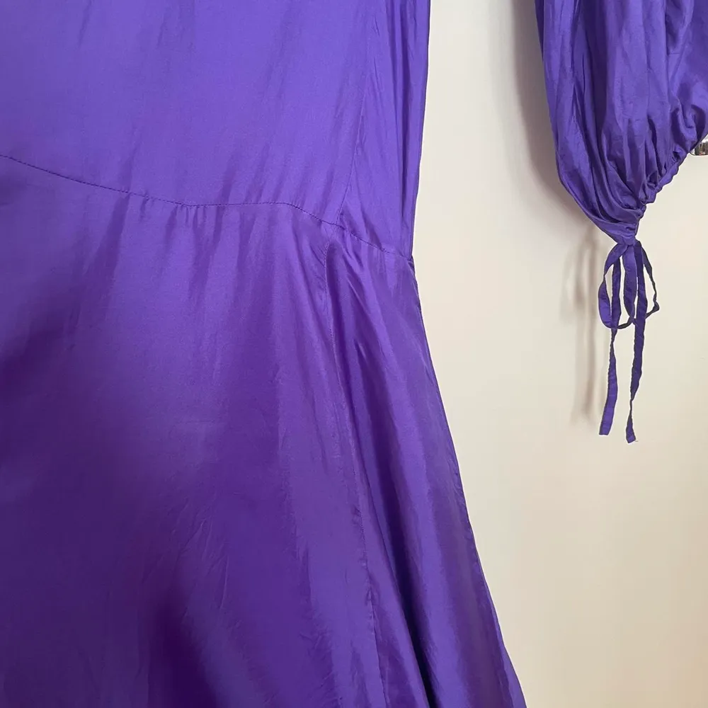 Oud Paris Silk Purple Gown  Gorgeous Purple color  Deep V Neck Gown with Tie Sleeves.  Snap and Side Zip Closure  Minor Stain on Back, Minimally visible when worn. Reflected in price.  100% Silk. Klänningar.