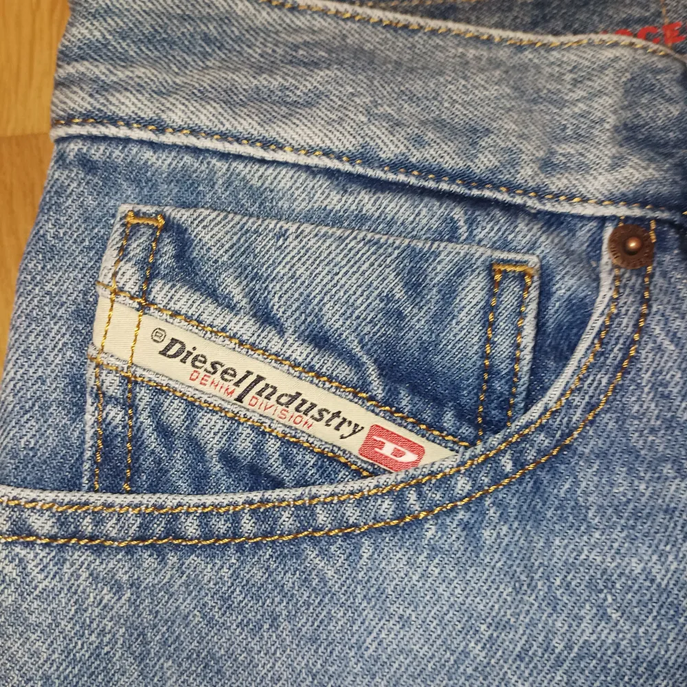 Diesel jeans 1995. Har använt dom några gånger. Köpte dom för 2400kr på Zalando. 8/10 Skick. Kan skicka fler bilder.  . Jeans & Byxor.