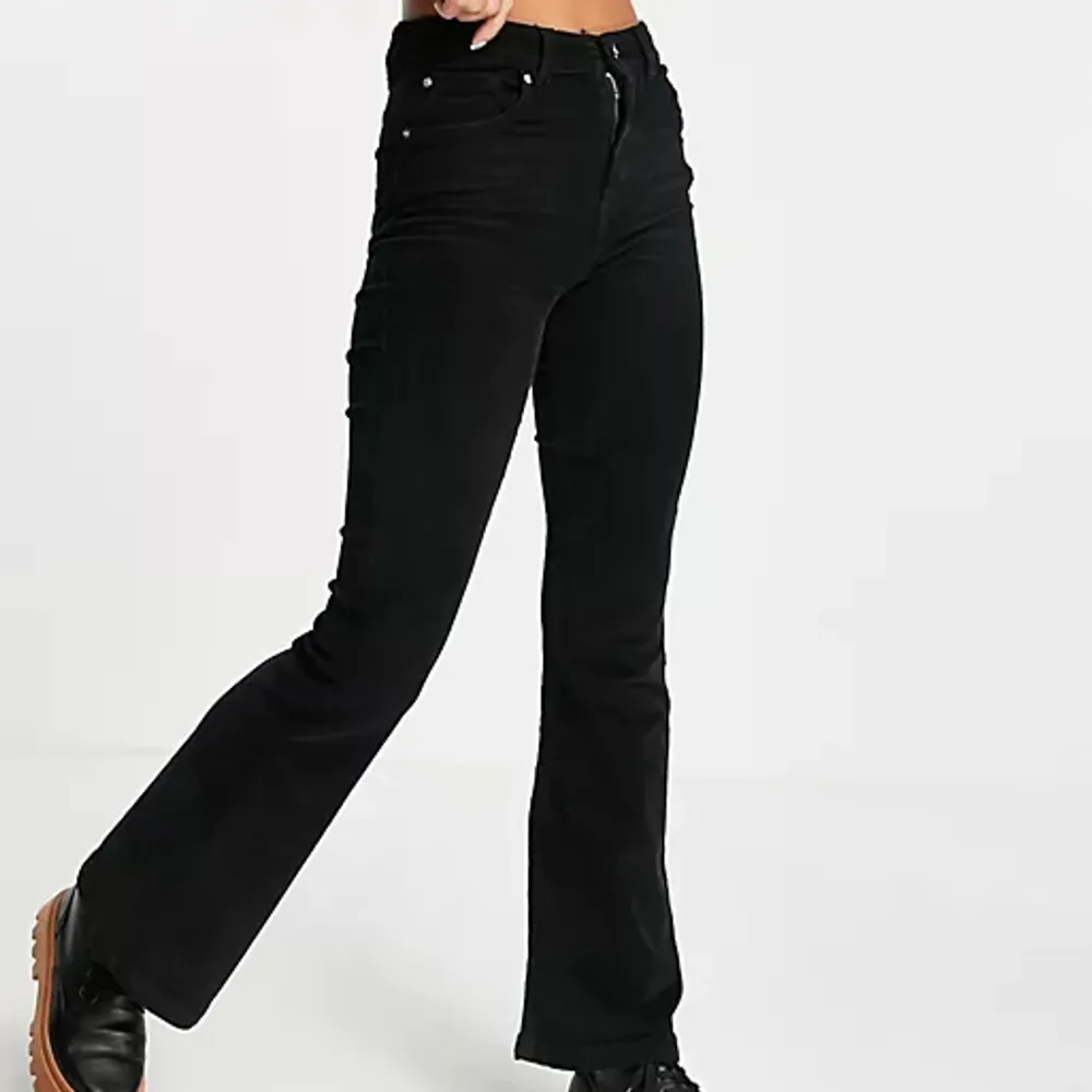 Svarta manchesterbyxor från Bershka i storlek 32. Använda ett fåtal gånger.. Jeans & Byxor.