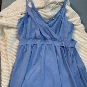 Helt ny blå klänning jättefin för sommarn.