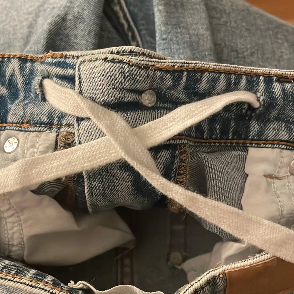 Säljer dessa High waist jeansen från H&M. Storlek 36 men passar även 38. Jag har gjort hål och satt in ett snöre för att det var lite stora i midjan. Om man inte vill ha snöat är det bara att är det ute det. Hör av dig om fler bilder.Priset kan diskuteras. Jeans & Byxor.