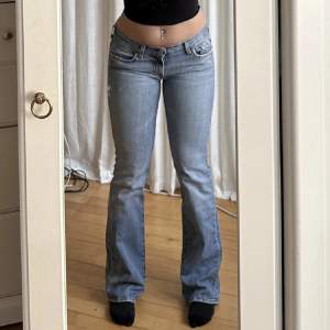 ett par jättefina jeans som är köpta på plick, tyvärr för stora för mig🙏🏽 midja 74❤️ bilderna är inte på mig