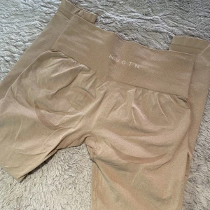 Nvgtn contour seamless - Nyskick storlek L passar M/S små i storleken 