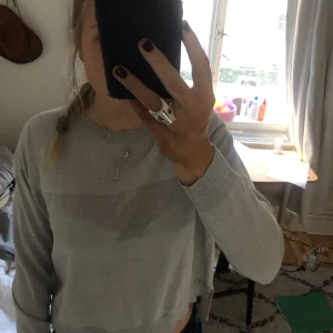 Glittrig tröja  - Glittrig tröja från mango  Skick:10/10