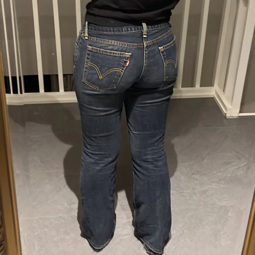 Mörkblå levis jeans som jag köpte på plick för några år sedan Insydda lite i midjan men det går lätt att sprätta upp De har ett hål mellan benen som jag har strykt på en lapp på insidan det syns inte när man har på sig dom Skriv för mer frågor. Jeans & Byxor.