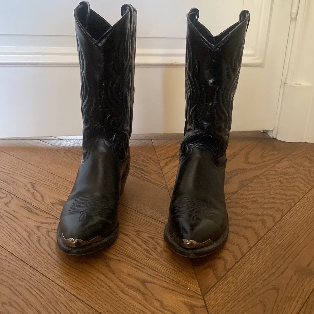Säljer mina skitsnygga cowboy boots som jag verkligen älskar men bara använt 1 gång! Perfekta till sommaren och skitsnygga till alla olika tillfällen🔥köpta för 1 500 kr och säljer för 1000 kr men kan sänka priset lite för en snabb affär! . Skor.
