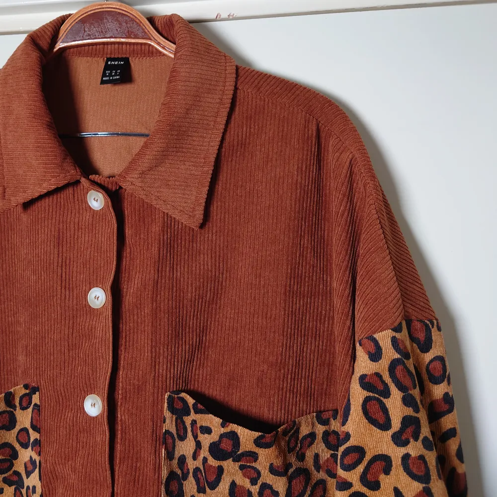 Tjockare skjorta i mjukt, manchesterlikt material med fickor och leopardmönster. Toppskick🌱. Skjortor.