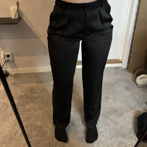 Kostymbyxor fårn primark - Kostymbyxor från primark i strl 38, aldrig använda💗